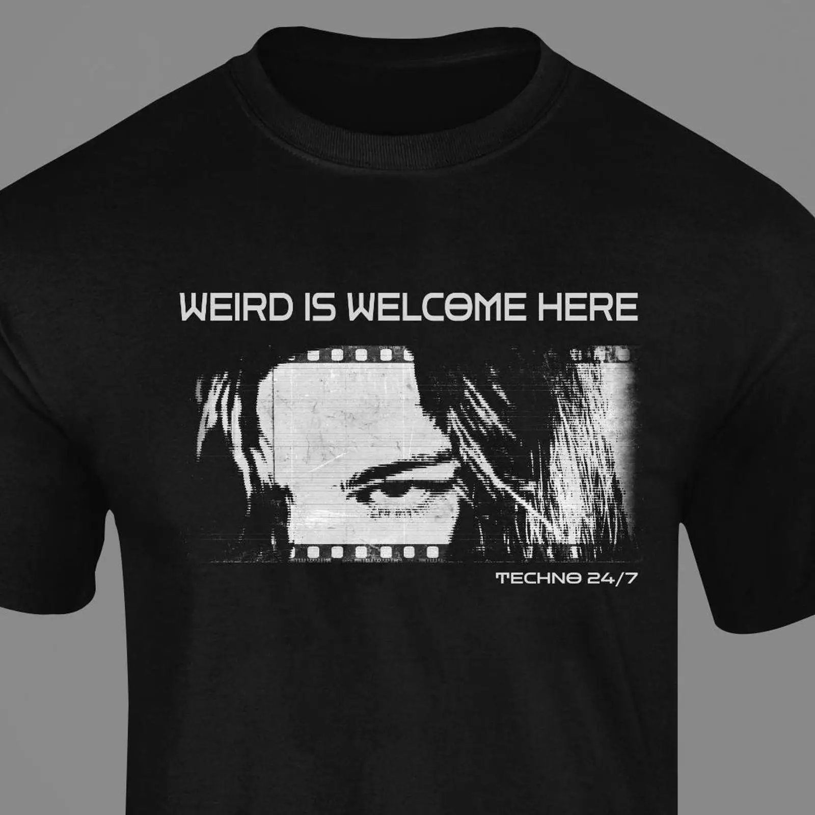 Camiseta 'Weird is Welcome Her - Vintage Fashion Berlin avaliação e preço